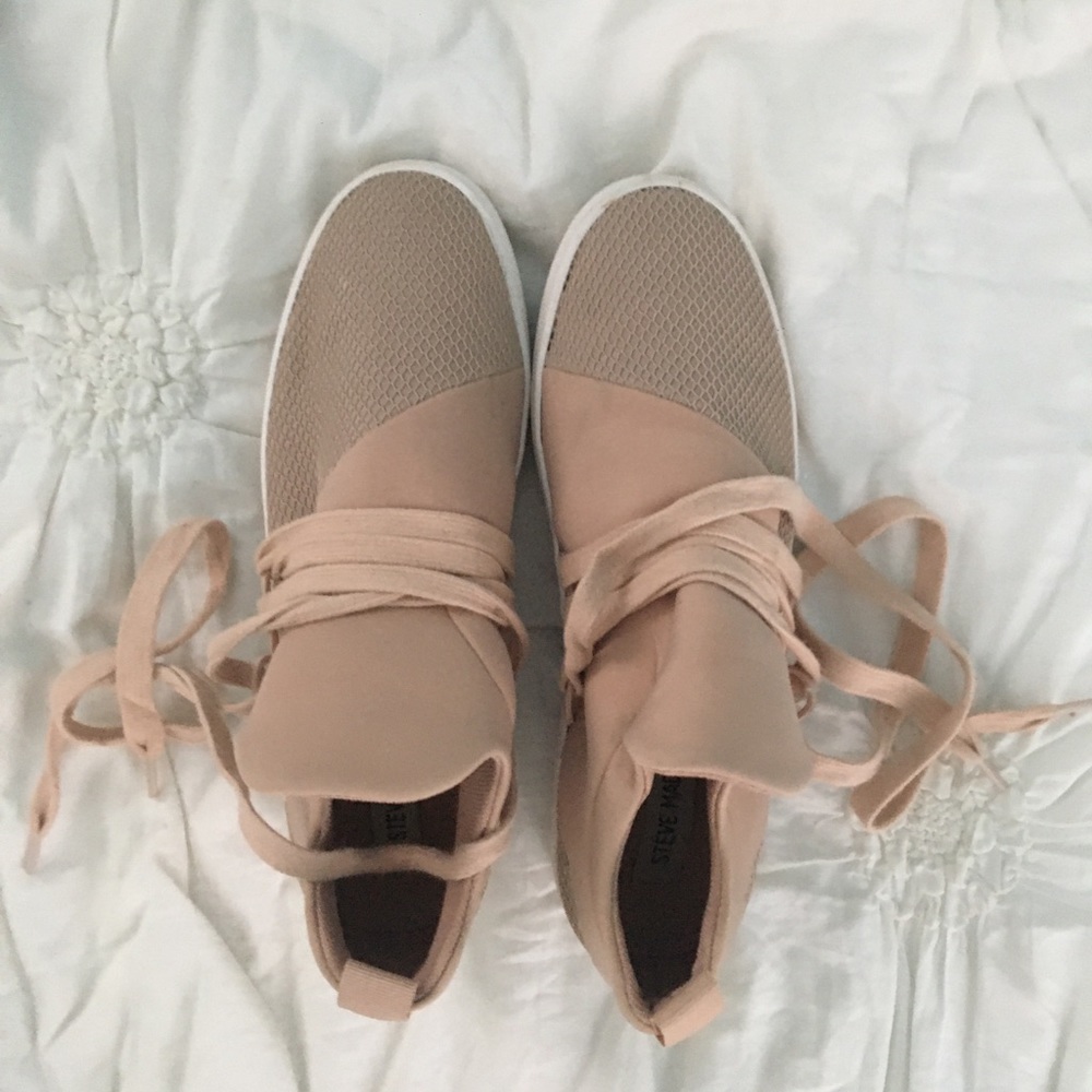 STEVE MADDEN light pink color sneakers
